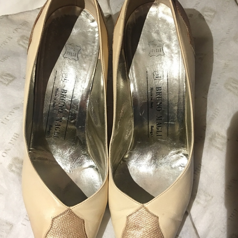 M BRUNO MAGLI VINTAGE BEIGE & GOLD TOE/HEEL 7.5
